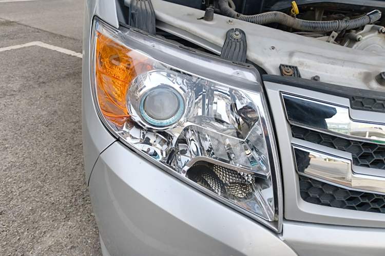 Used Dongfeng Yufeng 2021 2.4T Rear-Drive Logistics Vehicle Long Wheelbase High Roof Dual Rear Tires 6–9 Seats China VI Emission Standard YCY24140-60 Right Front Headlight