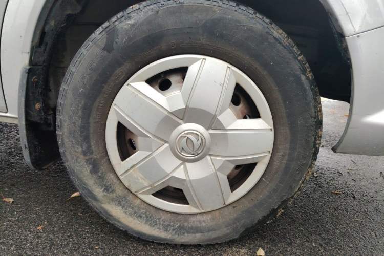 Used Dongfeng Yufeng 2021 2.4T Rear-Drive Logistics Vehicle Short Wheelbase Mid-Roof Design 5–9 Seater China VI Emission Standard Model YCY24140-60 Right Front Wheel Hub