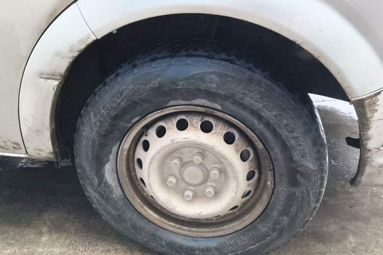 Used Dongfeng Yufeng 2021 2.0T Rear-Drive Logistics Vehicle Short Wheelbase Mid-Roof 5-9 Seaters China VI Standard D20 Right Front Wheel Hub