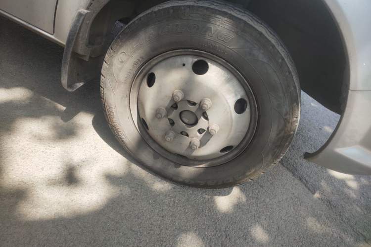 Used Dongfeng Yufeng  Right Front Wheel Hub