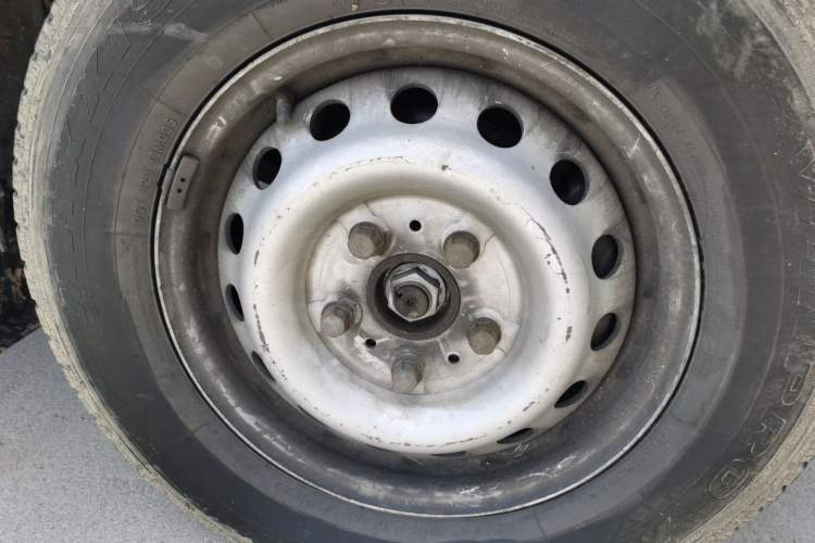 Used Dongfeng Yufeng 2021 2.3T V9 Logistics Vehicle Long Wheelbase Mid-Roof Design 6-9 Seats China V Emission Standard WP2.3 Right Front Wheel Hub