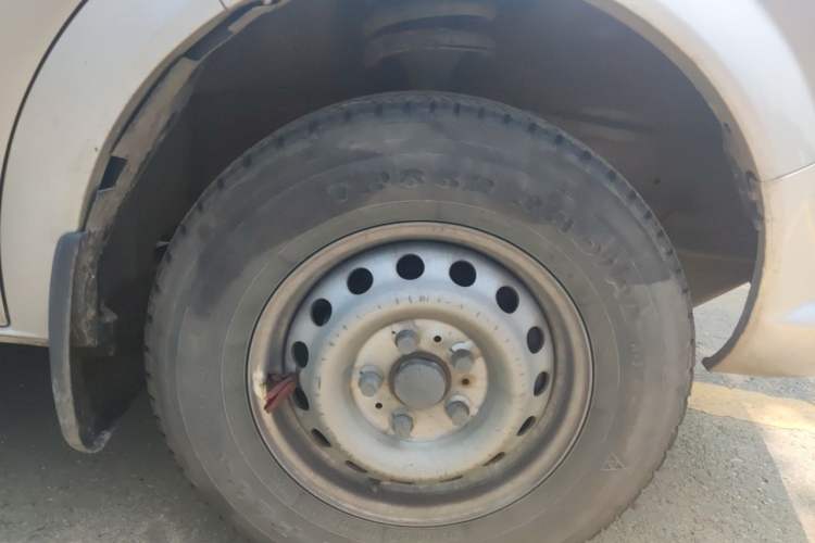 Used Dongfeng Yufeng 2021 2.0T Value-Added Logistics Vehicle Long Wheelbase Mid-Roof Design 6–9 Seats China VI Standard D20 Right Front Wheel Hub