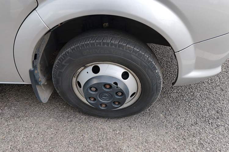 Used Dongfeng Yufeng 2021 2.4T Rear-Drive Logistics Vehicle Long Wheelbase High Roof Dual Rear Tires 6–9 Seats China VI Emission Standard YCY24140-60 Right Front Wheel Hub