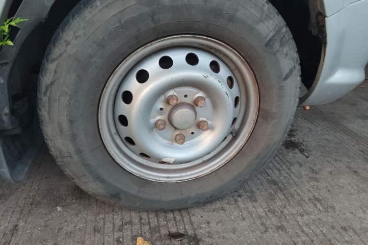Used Dongfeng Yufeng 2021 2.5T V9 Value-Added Logistics Vehicle Short Wheelbase Mid-Roof Design 5-9 Seater China V Emission Standard ZD25 Right Front Wheel Hub