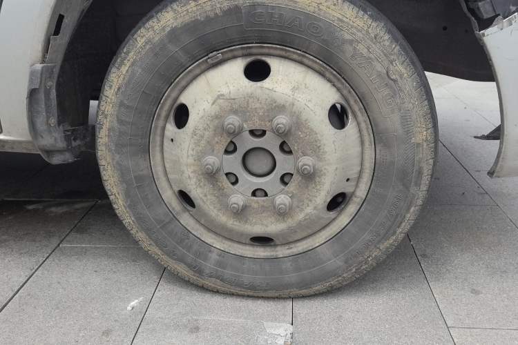 Used Dongfeng Yufeng 2021 2.3T Power King Rear-Drive Van Long Wheelbase High Roof Dual Rear Tires 3-Seater China VI Standard M9T Right Front Wheel Hub