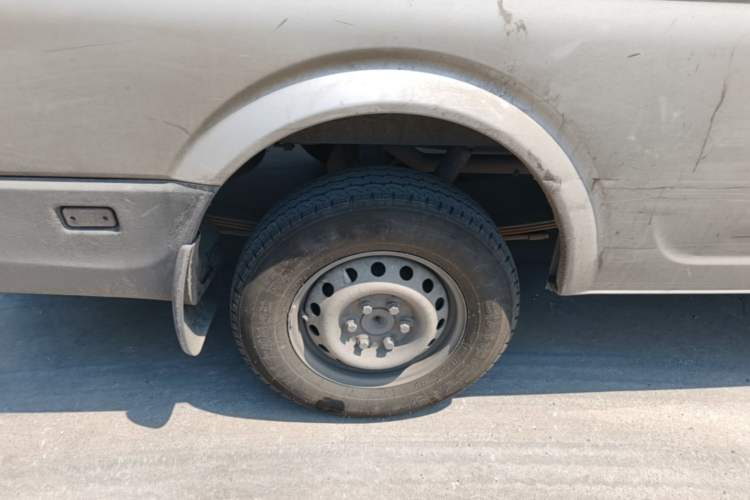 Used Dongfeng Yufeng  Right Rear Wheel Hub