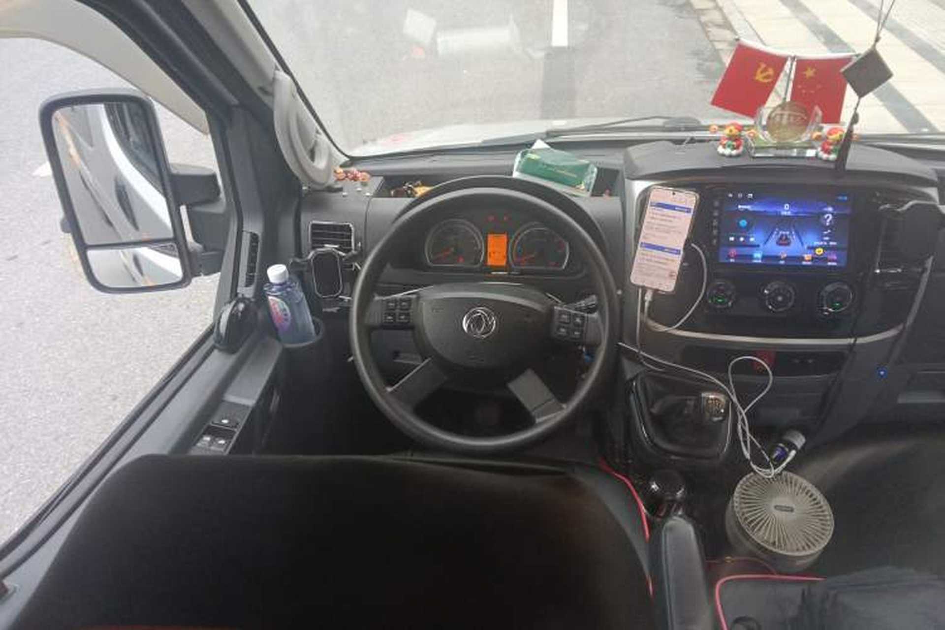 Used Dongfeng Yufeng 2021 2.0T Power King Front-Drive Logistics Vehicle Long Wheelbase Mid-Roof Design 6–9 Seats China VI Emission Standard ZD20 Steering Wheel