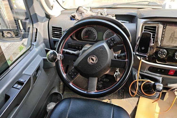 Used Dongfeng Yufeng 2021 2.0T Power King Front-Drive Logistics Vehicle Long Wheelbase High Roof 6-9 Seats China VI ZD20 Steering Wheel