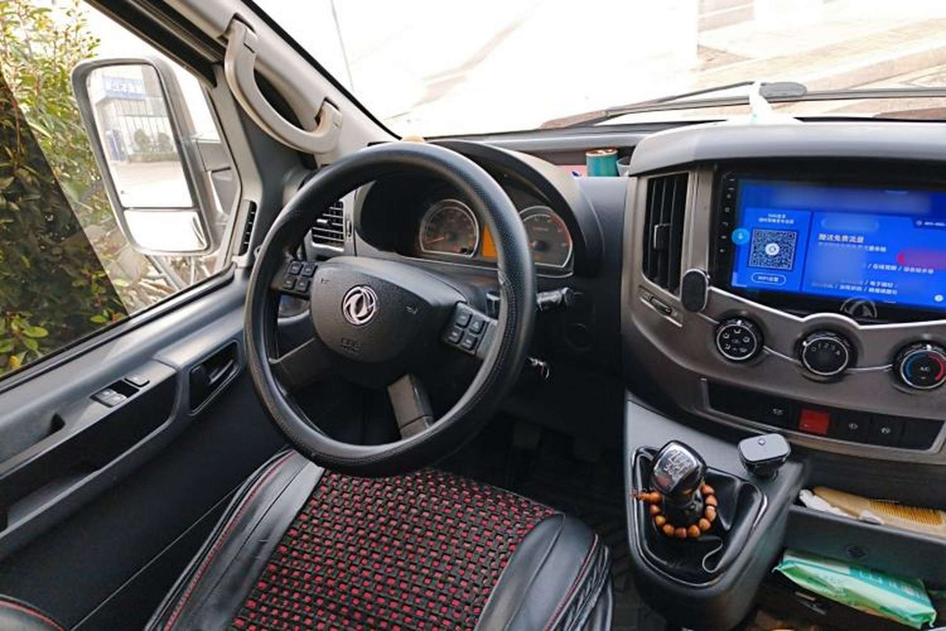 Used Dongfeng Yufeng 2021 2.4T Rear-Drive Logistics Vehicle Long Wheelbase High Roof Dual Rear Tires 6–9 Seats China VI Emission Standard YCY24140-60 Steering Wheel