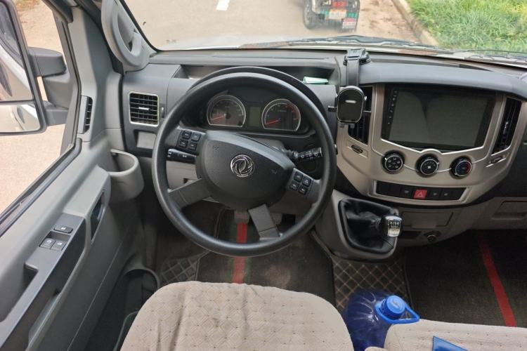 Used Dongfeng Yufeng 2021 2.3T Power King Front-Drive Logistics Vehicle Short Wheelbase Mid-Roof Design 5-9 Seater China VI Emission Standard M9T Steering Wheel