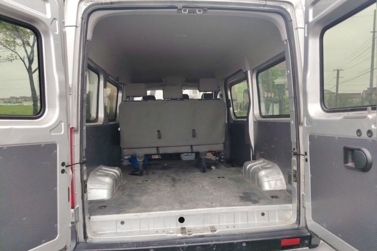 Used Dongfeng Yufeng 2021 2.4T Rear-Drive Logistics Vehicle Short Wheelbase Mid-Roof Design 5–9 Seater China VI Emission Standard Model YCY24140-60 Trunk