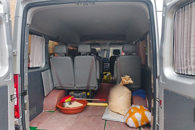 Used Dongfeng Yufeng 2021 2.3T Front-Drive Logistics Vehicle Short Wheelbase Mid-Roof 5-9 Seater China VI Standard M9T Trunk