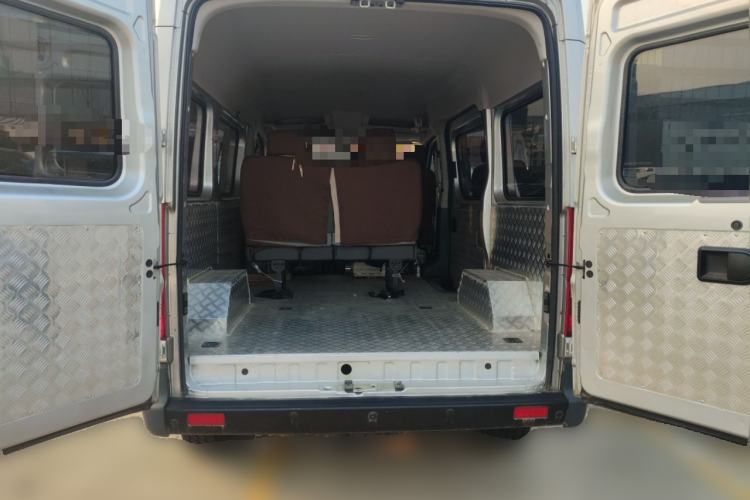 Used Dongfeng Yufeng 2021 2.0T Rear-Drive Logistics Vehicle Short Wheelbase Mid-Roof 5-9 Seaters China VI Standard D20 Trunk