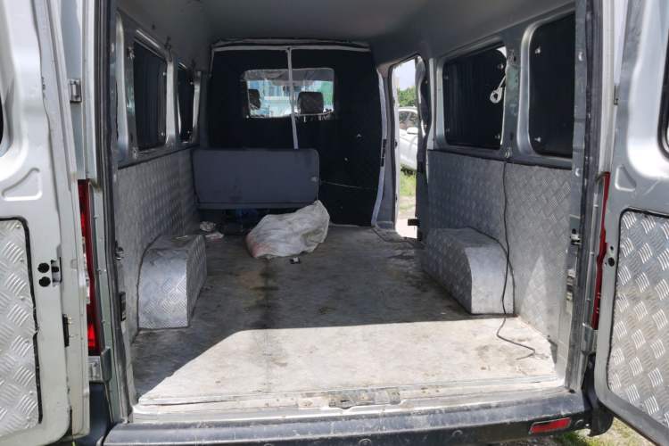 Used Dongfeng Yufeng 2021 2.3T V9 Logistics Vehicle Long Wheelbase Mid-Roof Design 6-9 Seats China V Emission Standard WP2.3 Trunk