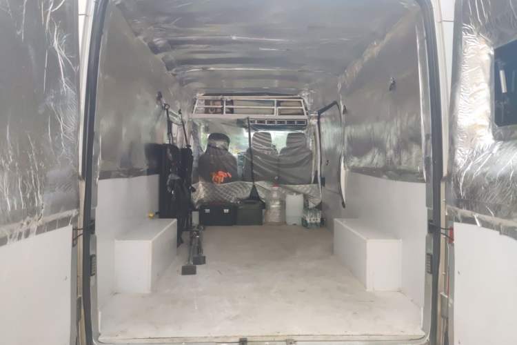 Used Dongfeng Yufeng 2021 2.0T Value-Added Logistics Vehicle Long Wheelbase Mid-Roof Design 6–9 Seats China VI Standard D20 Trunk