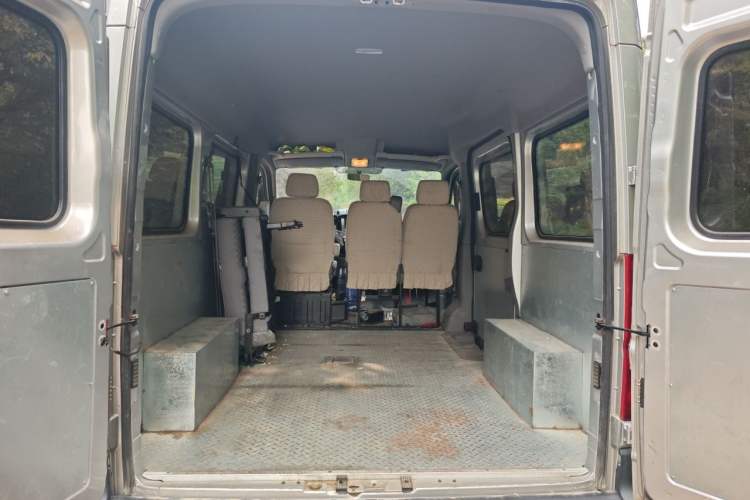 Used Dongfeng Yufeng 2021 2.3T Power King Front-Drive Logistics Vehicle Short Wheelbase Mid-Roof Design 5-9 Seater China VI Emission Standard M9T Trunk