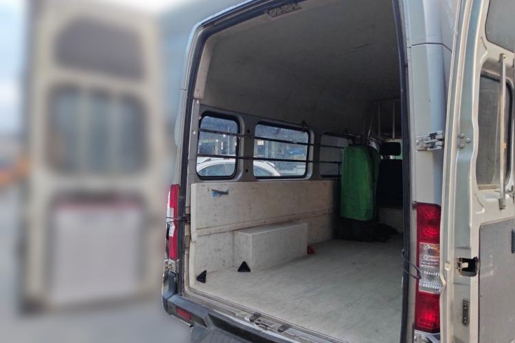 Used Dongfeng Yufeng 2021 2.0T Power King Front-Drive Logistics Vehicle Long Wheelbase High Roof 6-9 Seats China VI ZD20 Trunk