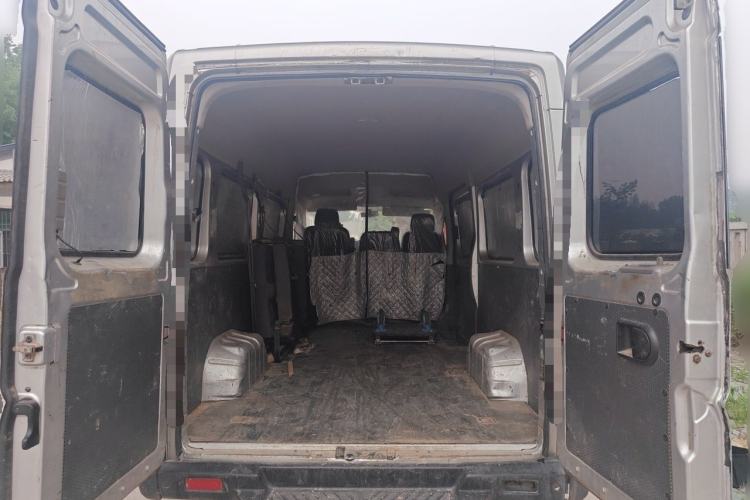 Used Dongfeng Yufeng 2021 2.3T Power King Front-Drive Logistics Van Long Wheelbase Mid-Roof 6–9 Seats China VI Standard M9T Trunk