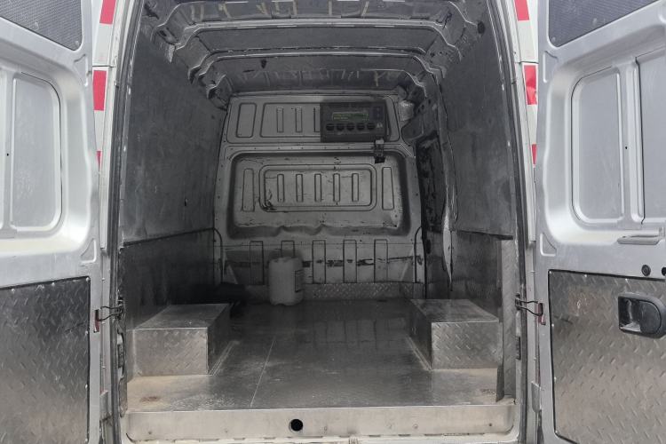 Used Dongfeng Yufeng 2021 2.3T Power King Rear-Drive Van Long Wheelbase High Roof Dual Rear Tires 3-Seater China VI Standard M9T Trunk