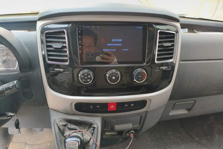Used Dongfeng Yufeng 2021 2.3T Power King Front-Drive Logistics Van Long Wheelbase Mid-Roof 6–9 Seats China VI Standard M9T Audio And AC Panel