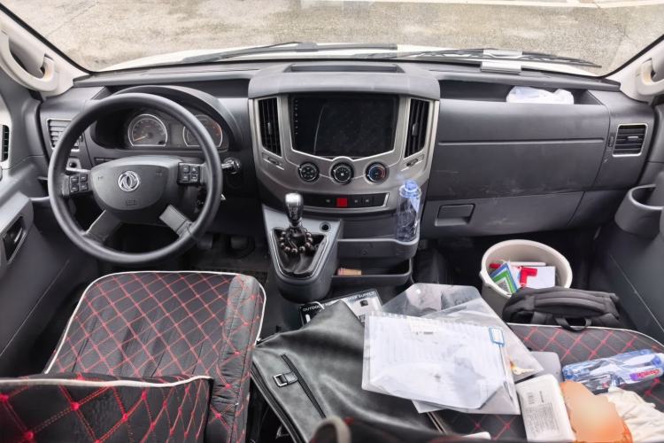 Used Dongfeng Yufeng 2021 2.4T Rear-Drive Logistics Vehicle Long Wheelbase High Roof Dual Rear Tires 6–9 Seats China VI Emission Standard YCY24140-60 Center Console