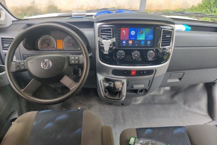 Used Dongfeng Yufeng 2021 2.0T Value Edition Logistics Vehicle Short Wheelbase Mid-Roof Design 5-9 Seater China VI Emission Standard D20 Center Console