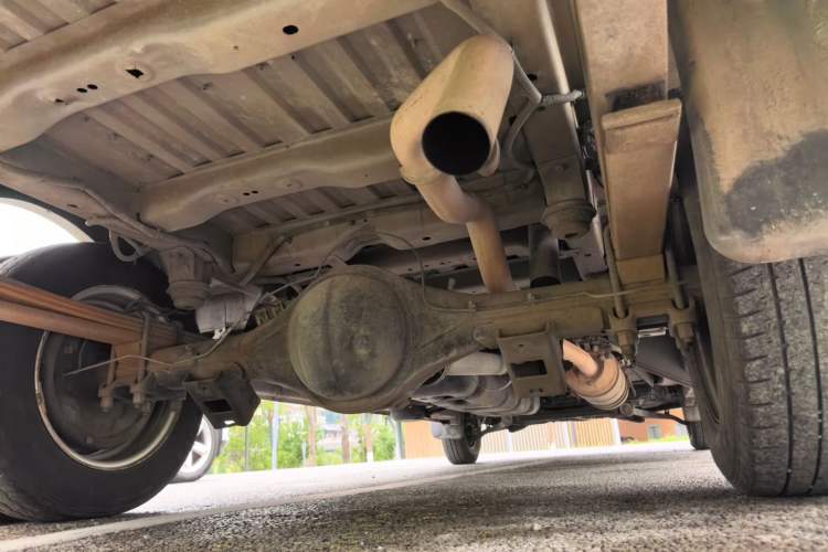 Used Dongfeng Yufeng 2021 2.4T Rear-Drive Logistics Vehicle Long Wheelbase High Roof Dual Rear Tires 6–9 Seats China VI Emission Standard YCY24140-60 Chassis Rear