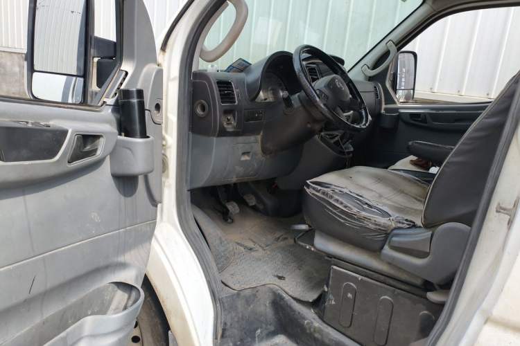 Used Dongfeng Yufeng 2021 2.3T Power King Front-Drive Logistics Van Long Wheelbase Mid-Roof 6–9 Seats China VI Standard M9T Driver Seat