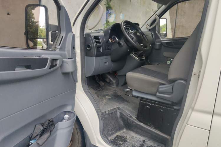 Used Dongfeng Yufeng 2021 2.0T Value Edition Logistics Vehicle Short Wheelbase Mid-Roof Design 5-9 Seater China VI Emission Standard D20 Driver Seat