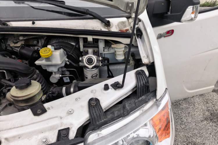 Used Dongfeng Yufeng 2021 2.4T Rear-Drive Logistics Vehicle Long Wheelbase High Roof Dual Rear Tires 6–9 Seats China VI Emission Standard YCY24140-60 Engine Bay Left