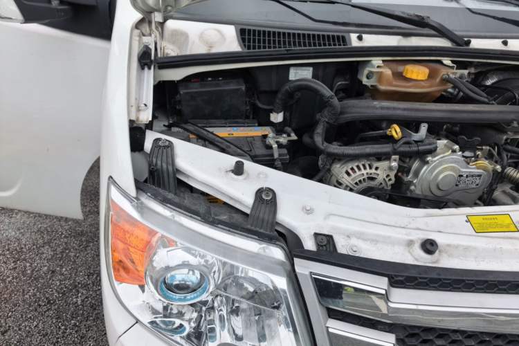 Used Dongfeng Yufeng 2021 2.4T Rear-Drive Logistics Vehicle Long Wheelbase High Roof Dual Rear Tires 6–9 Seats China VI Emission Standard YCY24140-60 Engine Bay Right