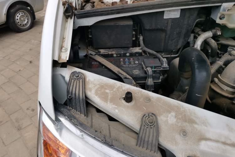 Used Dongfeng Yufeng 2021 2.3T Power King Rear-Drive Logistics Vehicle Extreme High Roof Dual Rear Tires 6-9 Seater China VI Standard M9T Engine Bay Right