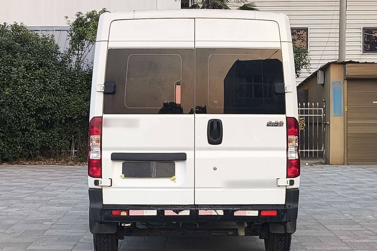Used Dongfeng Yufeng 2021 2.5T V9 Value-Added Logistics Vehicle Short Wheelbase Mid-Roof Design 5-9 Seater China V Emission Standard ZD25 Exterior 5