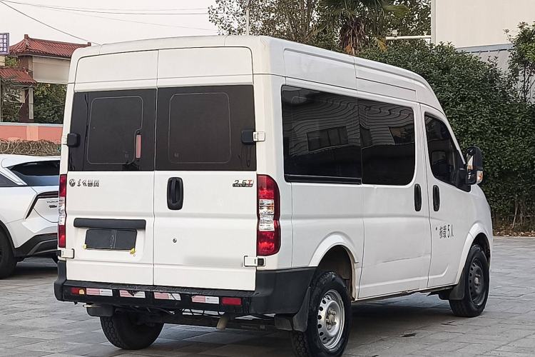 Used Dongfeng Yufeng 2021 2.5T V9 Value-Added Logistics Vehicle Short Wheelbase Mid-Roof Design 5-9 Seater China V Emission Standard ZD25 Exterior 6