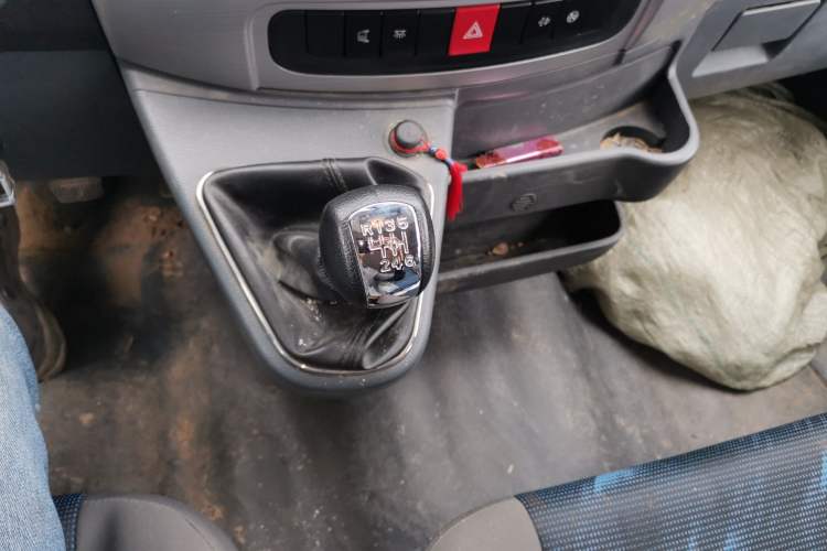 Used Dongfeng Yufeng 2021 2.3T Power King Rear-Drive Logistics Vehicle Extreme High Roof Dual Rear Tires 6-9 Seater China VI Standard M9T Gear Lever