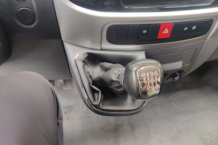 Used Dongfeng Yufeng 2021 2.0T Value Edition Logistics Vehicle Short Wheelbase Mid-Roof Design 5-9 Seater China VI Emission Standard D20 Gear Lever