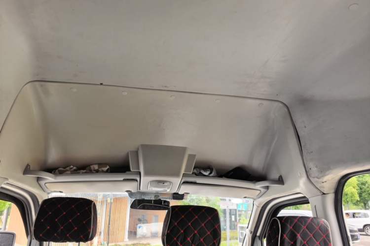 Used Dongfeng Yufeng 2021 2.4T Rear-Drive Logistics Vehicle Long Wheelbase High Roof Dual Rear Tires 6–9 Seats China VI Emission Standard YCY24140-60 Headliner