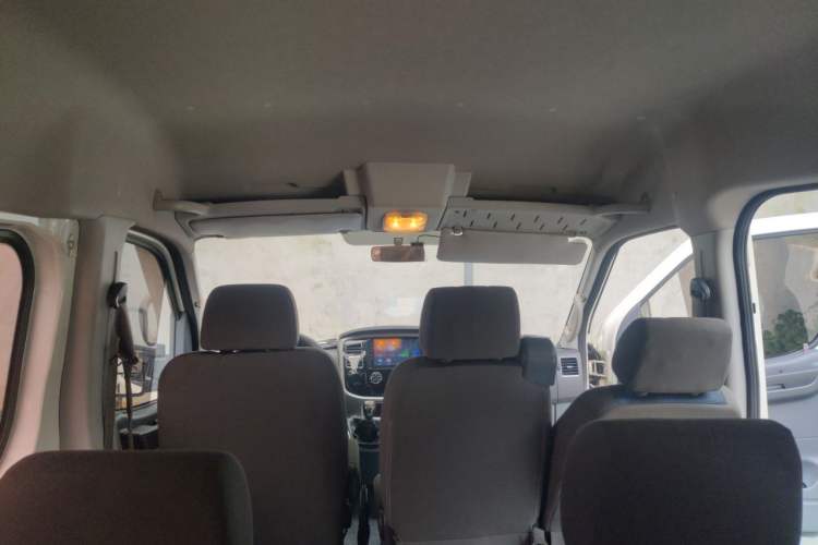 Used Dongfeng Yufeng 2021 2.0T Value Edition Logistics Vehicle Short Wheelbase Mid-Roof Design 5-9 Seater China VI Emission Standard D20 Headliner