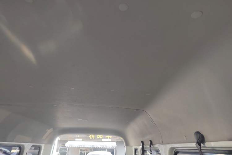 Used Dongfeng Yufeng 2021 2.0T Power King Front-Drive Logistics Vehicle Long Wheelbase Mid-Roof Design 6–9 Seats China VI Emission Standard ZD20 Headliner