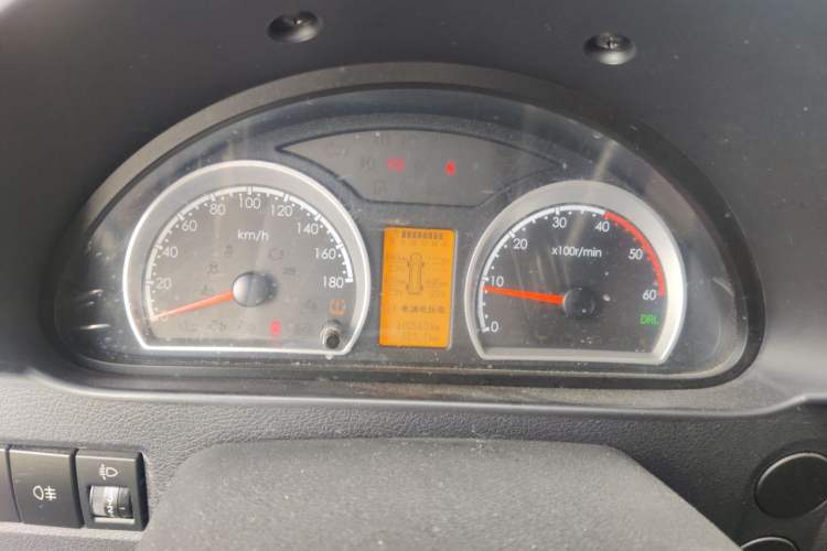 Used Dongfeng Yufeng 2021 2.0T Value Edition Logistics Vehicle Short Wheelbase Mid-Roof Design 5-9 Seater China VI Emission Standard D20 Instrument Cluster