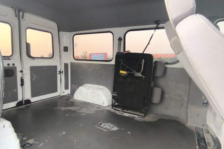 Used Dongfeng Yufeng 2021 2.5T V9 Value-Added Logistics Vehicle Short Wheelbase Mid-Roof Design 5-9 Seater China V Emission Standard ZD25 Interior 1