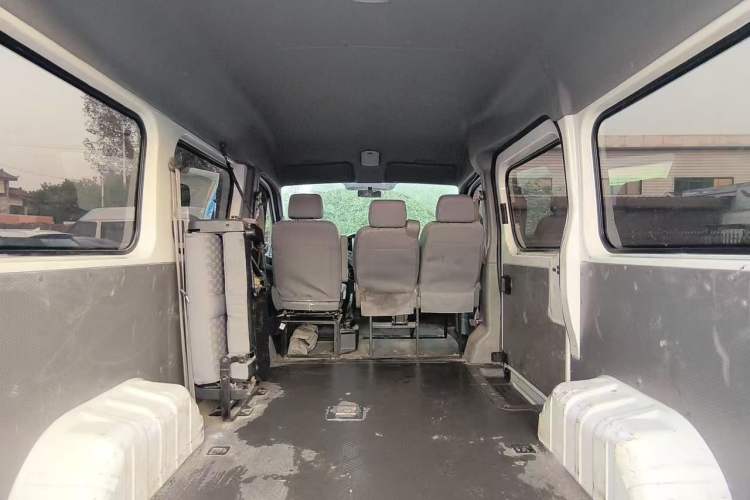Used Dongfeng Yufeng 2021 2.5T V9 Value-Added Logistics Vehicle Short Wheelbase Mid-Roof Design 5-9 Seater China V Emission Standard ZD25 Interior 2