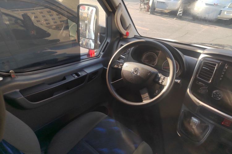 Used Dongfeng Yufeng 2021 2.0T Power King Front-Drive Logistics Vehicle Long Wheelbase Mid-Roof Design 6–9 Seats China VI Emission Standard ZD20 Interior 2