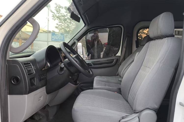 Used Dongfeng Yufeng 2021 2.5T V9 Value-Added Logistics Vehicle Short Wheelbase Mid-Roof Design 5-9 Seater China V Emission Standard ZD25 Interior 3