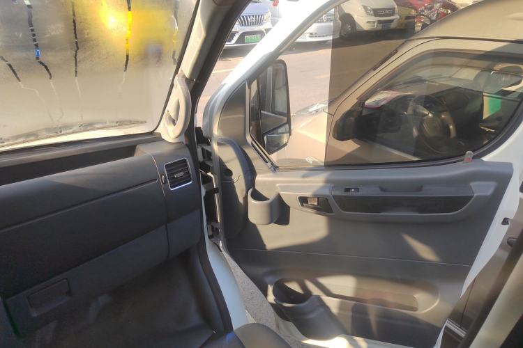 Used Dongfeng Yufeng 2021 2.0T Power King Front-Drive Logistics Vehicle Long Wheelbase Mid-Roof Design 6–9 Seats China VI Emission Standard ZD20 Interior 3