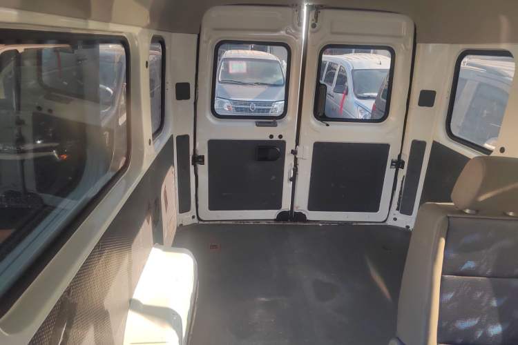 Used Dongfeng Yufeng 2021 2.0T Power King Front-Drive Logistics Vehicle Long Wheelbase Mid-Roof Design 6–9 Seats China VI Emission Standard ZD20 Interior 4