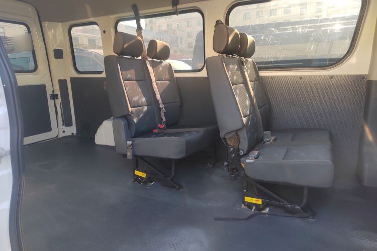 Used Dongfeng Yufeng 2021 2.0T Power King Front-Drive Logistics Vehicle Long Wheelbase Mid-Roof Design 6–9 Seats China VI Emission Standard ZD20 Interior 5