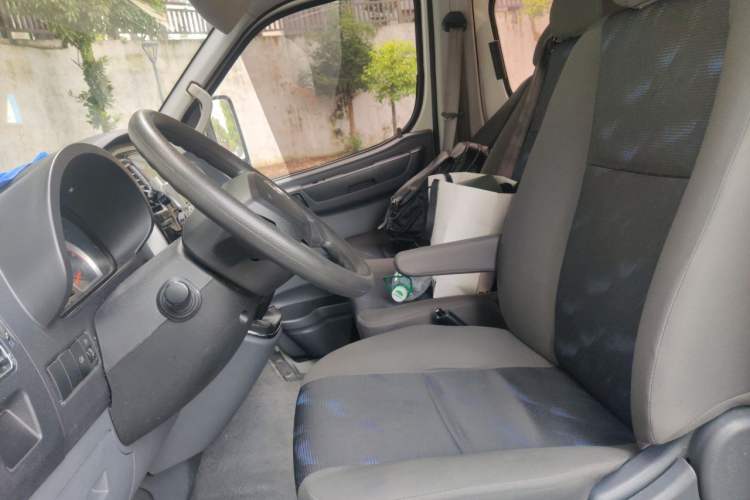 Used Dongfeng Yufeng 2021 2.0T Value Edition Logistics Vehicle Short Wheelbase Mid-Roof Design 5-9 Seater China VI Emission Standard D20 Left Front Seat