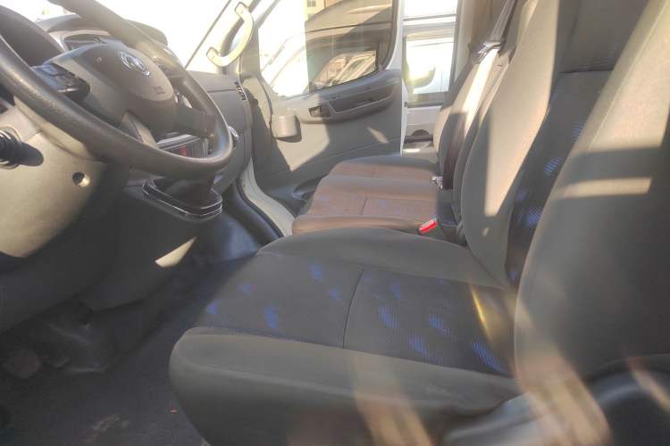 Used Dongfeng Yufeng 2021 2.0T Power King Front-Drive Logistics Vehicle Long Wheelbase Mid-Roof Design 6–9 Seats China VI Emission Standard ZD20 Left Front Seat