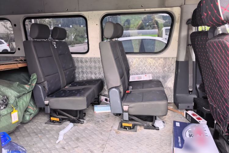 Used Dongfeng Yufeng 2021 2.4T Rear-Drive Logistics Vehicle Long Wheelbase High Roof Dual Rear Tires 6–9 Seats China VI Emission Standard YCY24140-60 Left Rear Seat